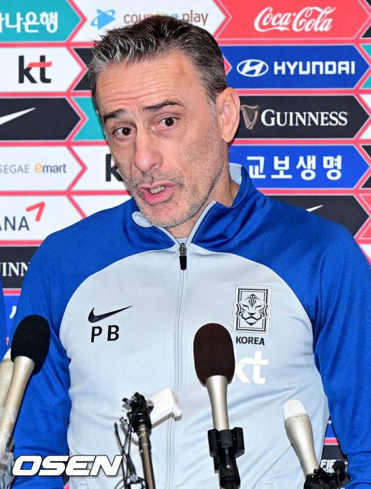 [OSEN=인천공항, 최규한 기자] ‘2022 카타르 월드컵’에서 12년 만에 16강 진출 쾌거를 달성한 대한민국 축구대표팀이 7일 오후 인천공항읕 통해 귀국했다.대한민국 파울루 벤투 감독이 귀국해 취재진과 인터뷰를 갖고 있다. 2022.12.07 / dreamer@osen.co.kr