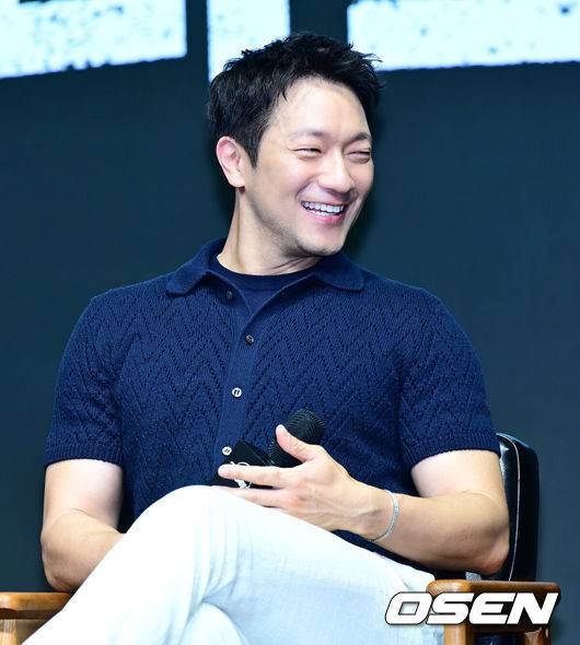 [OSEN=지형준 기자] 14일 오전 서울 종로구 JW 메리어트 동대문 스퀘어에서 디즈니+ 오리지널 시리즈 '나인 퍼즐' 제작발표회가 열렸다.윤종빈 감독의 신작 '나인 퍼즐’은 10년 전,&nbsp;미결 사건의 유일한 목격자이자 현직 프로파일러인&nbsp;‘이나’(김다미)와&nbsp;그를 끝까지 용의자로 의심하는 강력팀 형사&nbsp;‘한샘’(손석구)이 의문의 퍼즐&nbsp;조각과 함께 다시 시작된 연쇄살인 사건의 비밀을 파헤치는 추리 스릴러다.배우 손석구가 간담회를 하고 있다. 2025.05.14 /jpnews@osen.co.kr