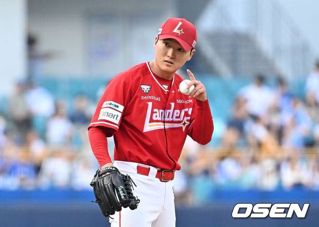 [OSEN=대구, 이석우 기자] 23일 대구삼성라이온즈파크에서 2025 신한 SOL 뱅크 KBO 리그 삼성 라이온즈와 SSG 랜더스의 경기가 열렸다. 홈팀 삼성은 가라비토가, 방문팀 SSG는 김건우가 선발 출전했다. SSG 랜더스 선발 투수 김건우가 사인을 보내고 있다. 2025.07.23 / foto0307@osen.co.kr