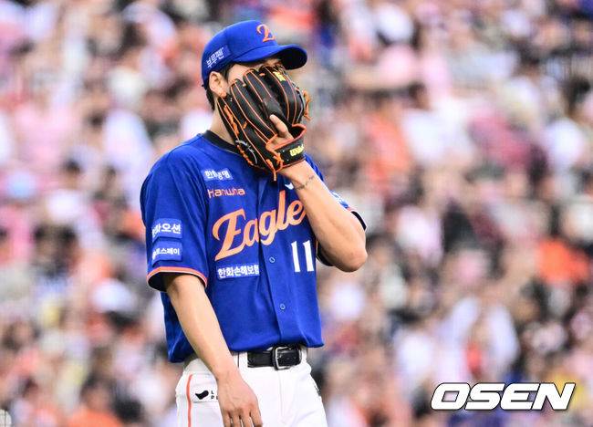 [OSEN=잠실, 조은정 기자]9일 오후 서울 잠실구장에서 ‘2025 신한 SOL Bank KBO리그’ LG 트윈스와 한화 이글스의 경기가 열렸다.LG는 치리노스, 한화는 엄상백을 선발로 내세웠다.2회말 무사 1,2루에서 LG 문성주에게 2타점 2루타를 허용한 한화 엄상백이 강판되고 있다. 2025.08.09 /cej@osen.co.kr