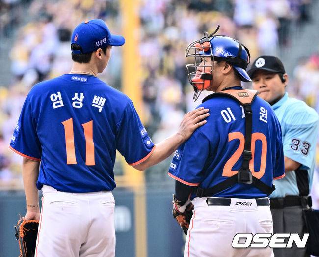 [OSEN=잠실, 조은정 기자]9일 오후 서울 잠실구장에서 ‘2025 신한 SOL Bank KBO리그’ LG 트윈스와 한화 이글스의 경기가 열렸다.LG는 치리노스, 한화는 엄상백을 선발로 내세웠다.1회말 2사 1,2루 LG 오지환에게 적시타를 허용한 한화 엄상백이 포수 이재원과 대화를 나누고 있다. 2025.08.09 /cej@osen.co.kr