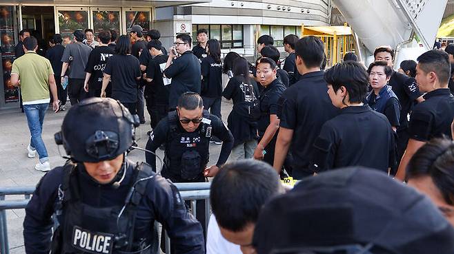 10일 서울 올림픽공원 올림픽체조경기장에서 폭발물 설치 신고가 접수돼 특공대가 수색을 마친 가운데 공연 관계자들이 재입장하고 있다.
