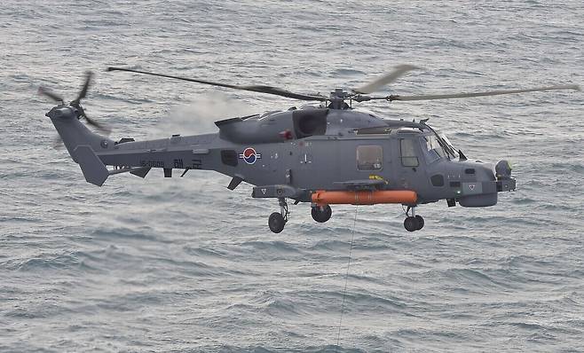 한국 해군 해상작전헬기 AW-159가 훈련을 위해 수면과 가까운 낮은 고도로 비행하고 있다. 세계일보 자료사진