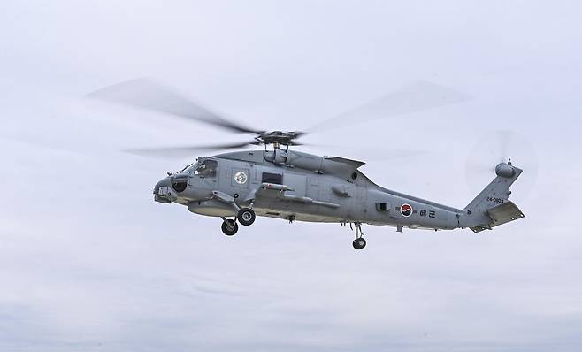 해군 2함대사령부에서 한국 해군 MH-60R이 시험비행 하는 모습. 해군 제공