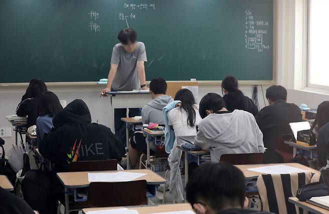 서울 시내 한 입시학원 강의실에서 학생들이 수업을 듣고 있다. 최근 강남 3구 일반고 학업중단율이 높아지며 ‘수능 올인’을 선택하는 학생이 늘고 있다. 뉴스1
