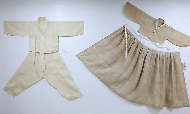 금소마을 ‘안동포 작은 박물관’에 전시된 남자 삼베 저고리와 바지, 여자 삼베 저고리와 치마.