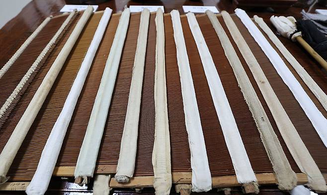 새수에 맞게 날실을 끼우는 도구. 날실의 올 수와 밀도에 따라 바디 살의 개수와 살 사이 폭이 다르고, 새수가 높아질수록 바디가 고와진다.