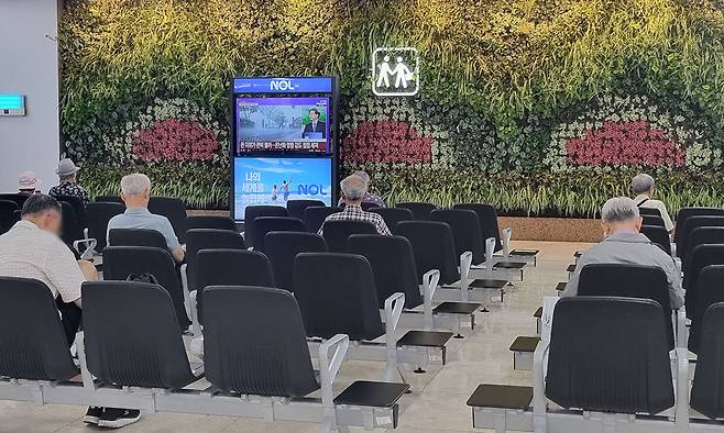 8일 오후 폭염을 피해 김포공항으로 피서를 나온 어르신들이 국제선 1층 로비에서 TV를 보며 시간을 보내고 있다. 박연직 선임기자