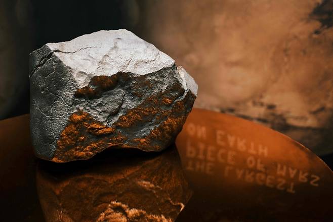 미국 뉴욕 소더비 경매 프리뷰 행사에 전시된 화성 운석 ‘NWA 16788’. 지구에서 발견된 화성 암석 중 가장 크며 무게는 24.5㎏(54파운드)이다. 2025년 7월 16일 뉴욕 소더비 경매에 출품됐다. AFP 연합뉴스