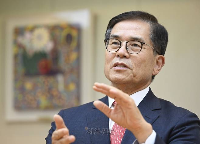 최석영 전 주제네바 국제기구대표부 대사가 10일 서울 중구 법무법인 광장에서 서울신문과 인터뷰 하고 있다. 이지훈 기자