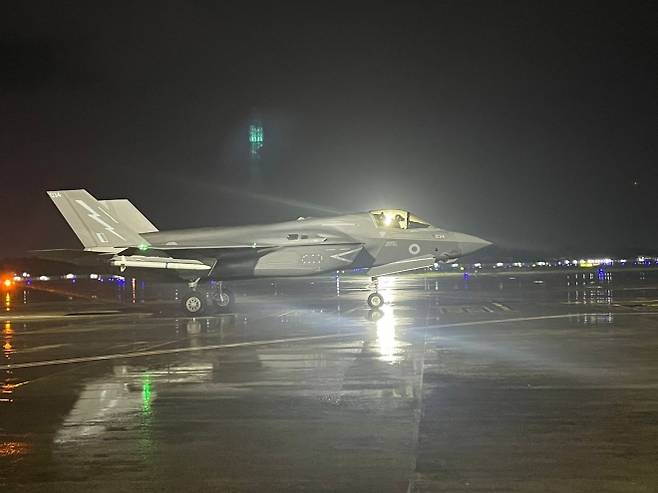인도 남부 티루바난타푸람 국제공항에 비상 착륙한 영국 해군 F-35B 스텔스 전투기. 이 기체는 항모 ‘HMS 프린스 오브 웨일스’에서 임무 비행 중 긴급 회항했으며, 인도 공군이 복귀를 위한 지원에 나섰다. 출처=인도 공군 엑스