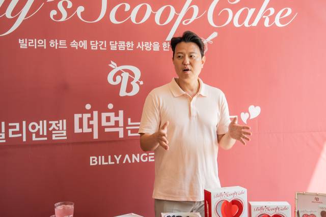 곽계민 그레닉스 대표가 빌리엔젤 여의도점에서 열린 신제품 시음회에서 설명을 하고 있다. 사진 제공=그레닉스