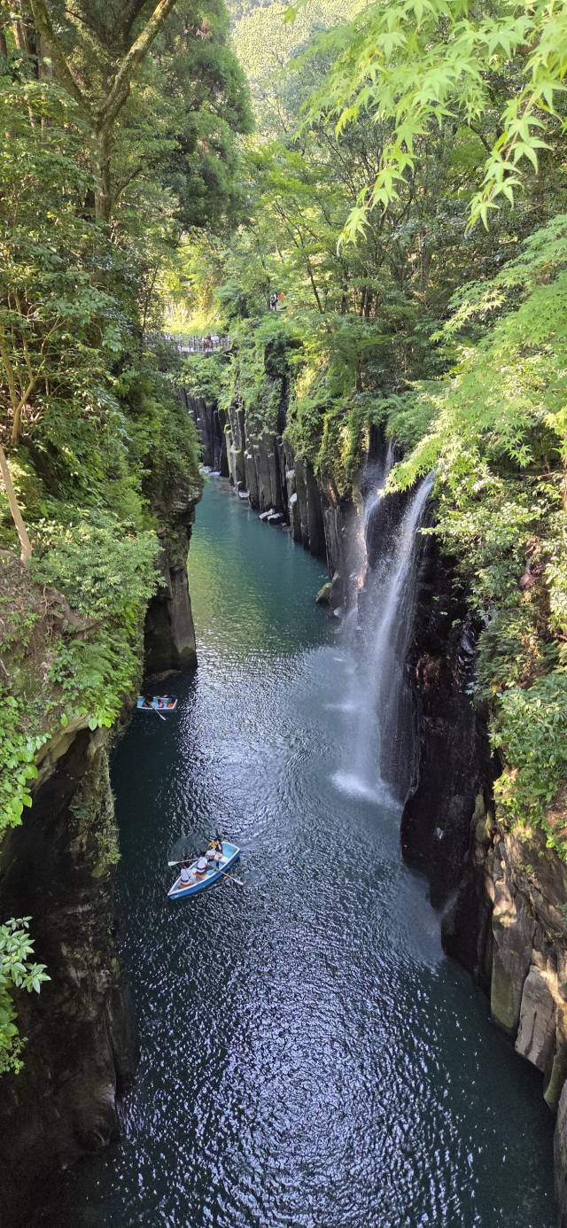 구마모토와 미야자키 현에 걸쳐 있는 다카치호 협곡에서 여행객들이 뱃놀이를 하고 있다. 사진=임병식