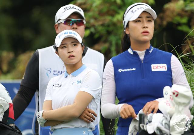 우승을 차지한 고지원(왼쪽)과 공동 3위를 기록한 윤이나. 사진 제공=KLPGA