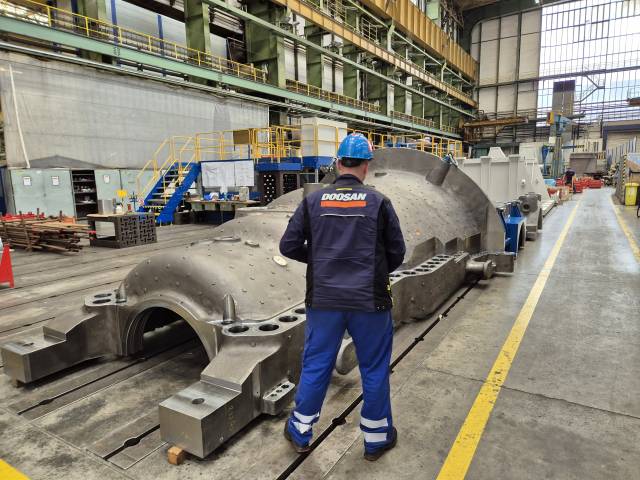 7월 25일(현지 시간) 방문한 체코 플젠시 두산스코다파워 공장에서 두산 작업복을 입은 한 작업자가 증기터빈의 케이스를 점검하고 있다. 유민환 기자