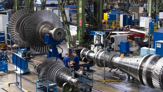 체코 플젠에 위치한 두산스코다파워 공장에서 직원이 증기터빈을 살펴보고 있다. 두산에너빌리티 제공