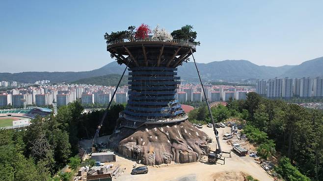 경남 창원시 대상공원 꼭대기에 40m 높이로 우뚝 솟아 있는 빅트리.ⓒ창원시 제공