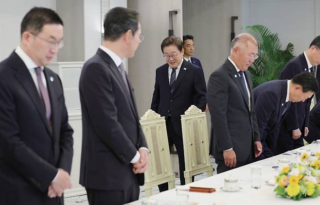 이재명 대통령이 7월13일 서울 용산 대통령실에서 경제 6단체·기업인 간담회에 입장하고 있다. ⓒ연합뉴스