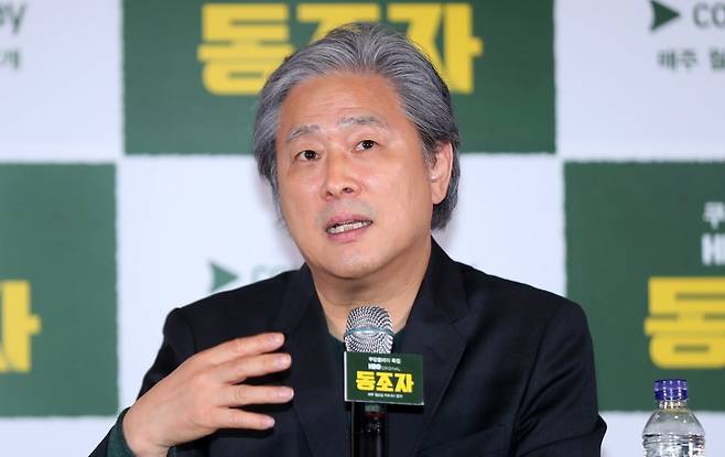 [서울=뉴시스] 김혜진 기자 = 박찬욱 감독이 18일 오후 서울 강남구 메가박스 코엑스에서 열린 HBO 오리지널 ‘동조자’ 언론시사회에서 취재진의 질문에 대답하고 있다. 2024.04.18. jini@newsis.com