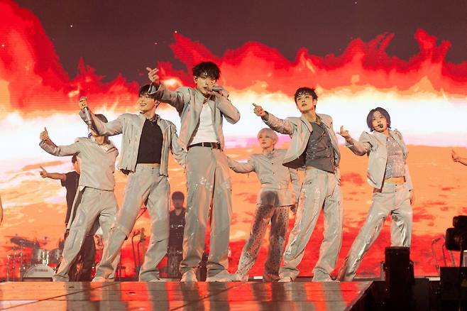 ‘무대 장인’의 귀환에 팬덤은 전석 매진으로 화답했다. 그룹 피원하모니가 10일 서울 고려대 화정체육관에서 3번째 월드 투어 ‘플러스 스테이지 에이치:모스트 원티드’ 오프닝을 성대하게 장식했다. 사진제공|FNC엔터테인먼트