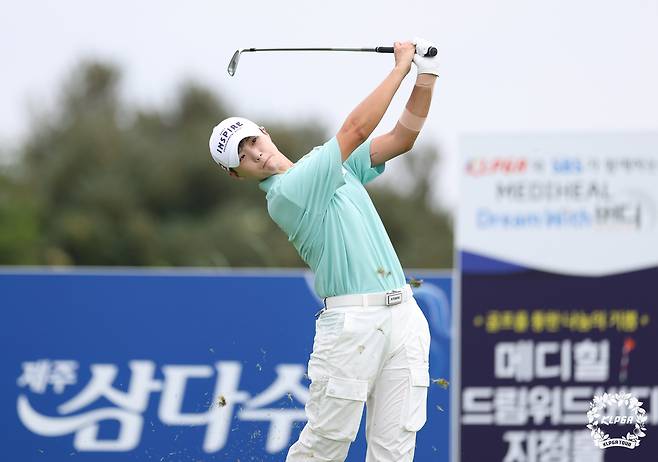 박성현이 9개월 만에 출전한 KLPGA 투어 대회 제12회 제주삼다수 마스터스에서 나흘 내내 언더파 스코어를 치며 자신감을 쌓았다. 박성현이 지난 8일 2라운드 7번홀에서 티샷을 하고 있다. ｜KLPGA 제공