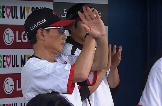염경엽 감독이 박해민을 향해 X자를 그리고 있다. 중계화면 캡처