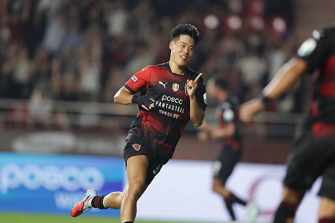 포항 스틸러스 홍윤상이 10일 광주FC와의 홈경기에서 선제골을 넣은 뒤 기뻐하고 있다. 프로축구연맹 제공