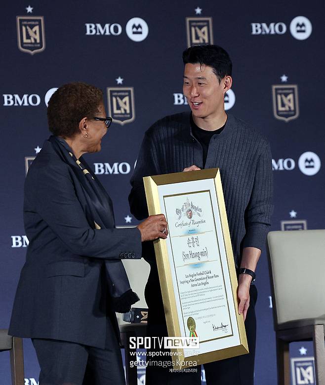 ▲ 손흥민은 “나이가 들었지만 여전히 좋은 몸 상태를 유지하고 있고, 능력도 건재하다. 팀원들과 우승컵을 들고 싶다”며 “이 클럽에서 ‘0’에서 시작하지만, 떠날 때는 ‘레전드’로 불리고 싶다"라며 미국 무대에서 맹활약을 다짐했다.