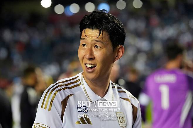 ▲ 후반 14분께 손흥민이 훈련복을 벗고 유니폼을 고쳐 입었다. 중계 카메라 역시 손흥민과 스티브 체룬돌로 LAFC 감독을 번갈아 담아 한국축구 역대 최고 공격수의 MLS 첫 투입 장면을 놓치지 않으려 했다.