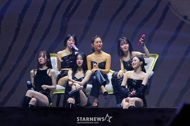 걸그룹 오마이걸이 20일 서울 송파구 올림픽공원 올림픽홀에서 진행된 데뷔 10주년 기념 단독 콘서트 '2025 OH MY GIRL CONCERT 'Milky Way''에서 멋진 무대를  펼치고 있다. /사진제공=WM엔터테인먼트 2025.04.20 /사진=이동훈 photoguy@