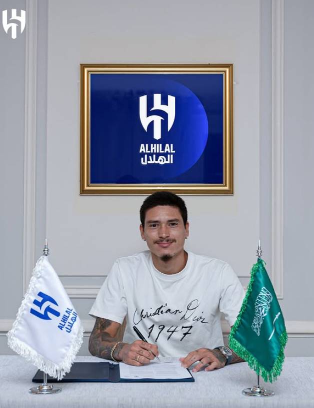 계약서에 사인하는 다르윈 누녜스. /사진=알 힐랄 공식 SNS 갈무리