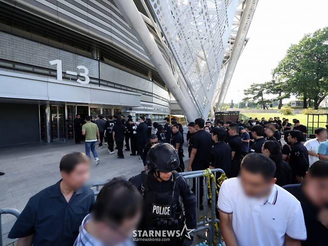 (서울=뉴스1) 황기선 기자 = 10일 오후 서울 송파구 올림픽 체조경기장(KSPO돔) 내 폭발물이 설치 됐다는 신고가 들어와 경찰들이 현장을 통제하고 있다.  경찰 등에 따르면 이날 오후 1시 45분쯤 올림픽공원 내 한국체육산업개발 측으로 'KSPO돔에 폭발물을 설치했다'는 팩스가 접수됐다. 신고를 받은 경찰은 경찰특공대를 투입해 수색을 진행 중이다. 한편 이날 오후 KSPO돔에서 콘서트를 열 예정이던 그룹 더보이즈는 SNS 긴급 공지를 통해 “KSPO DOME 공연장 내부 시설 점검으로 인해 금일 하우스 오픈 및 공연 시작 시간이 부득이하게 연기될 예정”이라고 밝혔다. 2025.8.10/뉴스1  Copyright (C) 뉴스1. All rights reserved. 무단 전재 및 재배포,  AI학습 이용 금지.사진=(서울=뉴스1) 황기선 기자