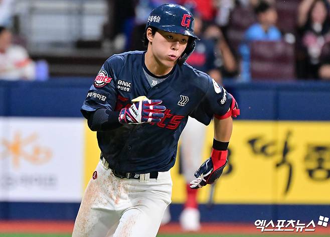 22일 오후 서울 구로구 고척스카이돔에서 열린 '2025 신한 SOL Bank KBO리그' 롯데 자이언츠와 키움 히어로즈의 경기, 3회초 1사 2루 롯데 한태양이 1타점 적시타를 날리고 있다. 엑스포츠뉴스 DB