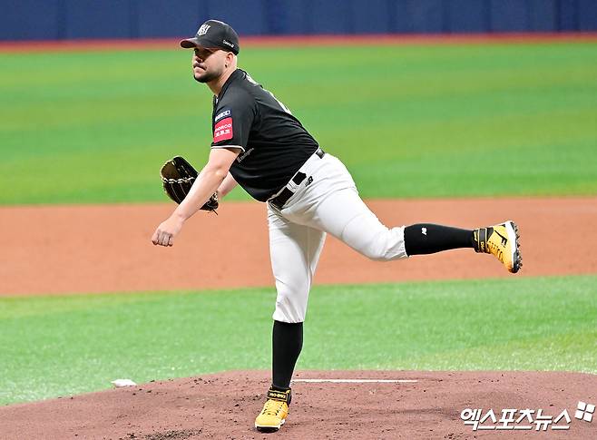 KT 위즈 선발투수 엔마누엘 데 헤이수스가 올해 정규시즌 경기에 등판해 투구하고 있다. 엑스포츠뉴스 DB