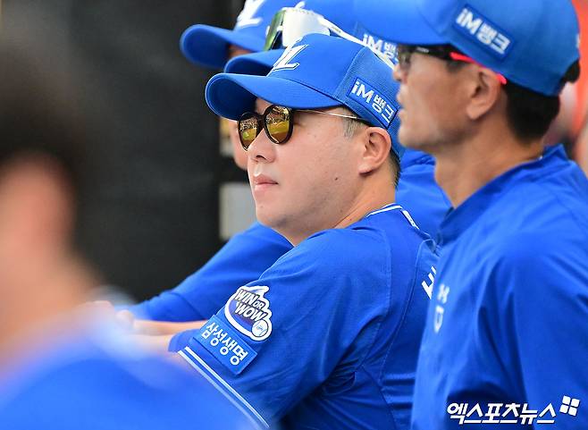 삼성 라이온즈 박진만 감독이 올해 정규시즌 경기에서 선수들의 플레이를 지켜보고 있다. 엑스포츠뉴스 DB