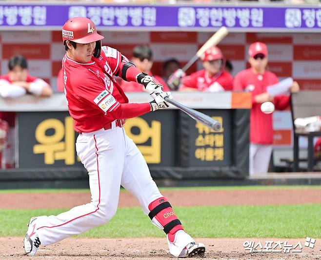 18일 오후 대전 한화생명 볼파크에서 열린 '2025 신한 SOL Bank KBO리그' SSG 랜더스와 한화 이글스의 경기, 4회초 1사 1루 SSG 최정이 좌전안타를 날리고 있다. 엑스포츠뉴스 DB
