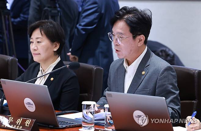 국무회의에서 발표하는 고용노동부 장관 (서울=연합뉴스) 홍해인 기자 = 김영훈 고용노동부 장관이 29일 서울 용산 대통령실 청사에서 열린 국무회의에서 산업재해 관련 발표를 하고 있다. 2025.7.29 hihong@yna.co.kr