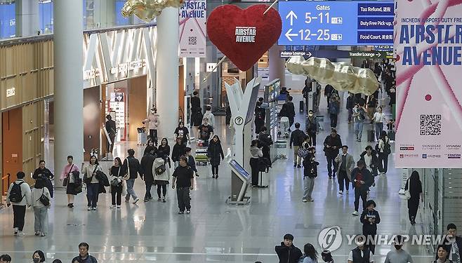 인천공항 면세점  지난 2월 14일 인천공항 1터미널 면세구역 내 면세점의 모습.[연합뉴스 자료사진]