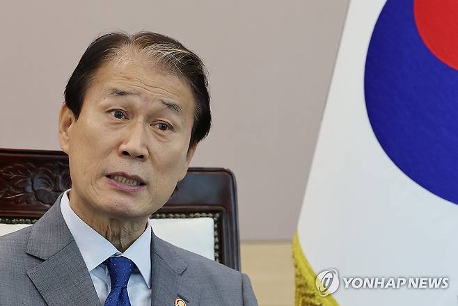 인터뷰하는 권오을 보훈부 장관 (서울=연합뉴스) 이진욱 기자 = 권오을 국가보훈부 장관이 지난 7일 서울 용산구 서울지방보훈청에서 연합뉴스·연합뉴스TV와 인터뷰를 하고 있다. 2025.8.10 cityboy@yna.co.kr