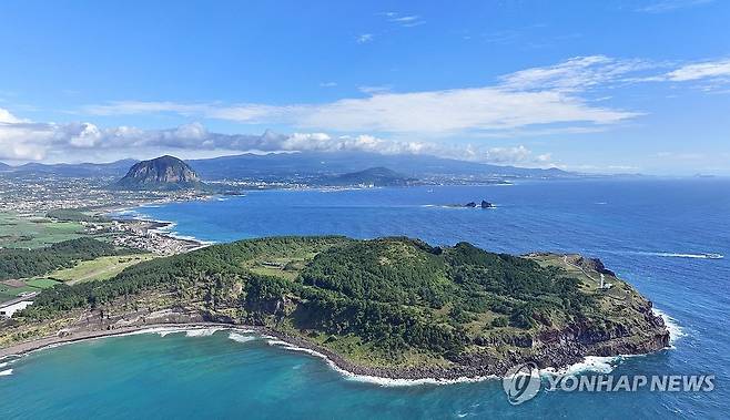 제주 송악산(앞쪽)과 산방산(가운데) 한라산(맨 뒤편) [촬영 박지호]