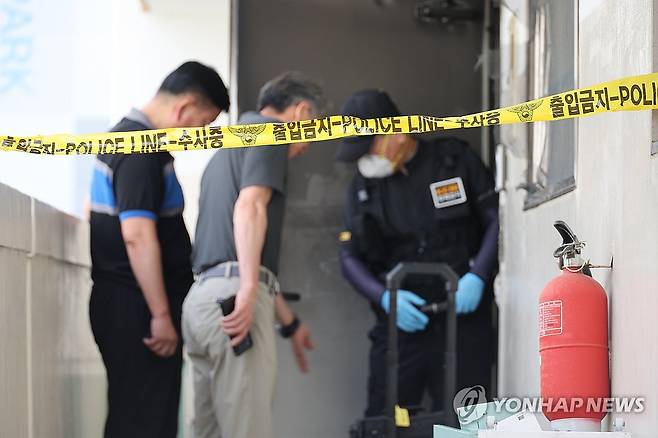 대구 아파트 화재…일가족 3명 사망 (대구=연합뉴스) 박세진 기자 = 10일 대구 동구 아파트에서 방화가 의심되는 불이 나 일가족 3명이 숨진 가운데 경찰이 현장을 확인하고 있다. 2025.8.10 psjpsj@yna.co.kr