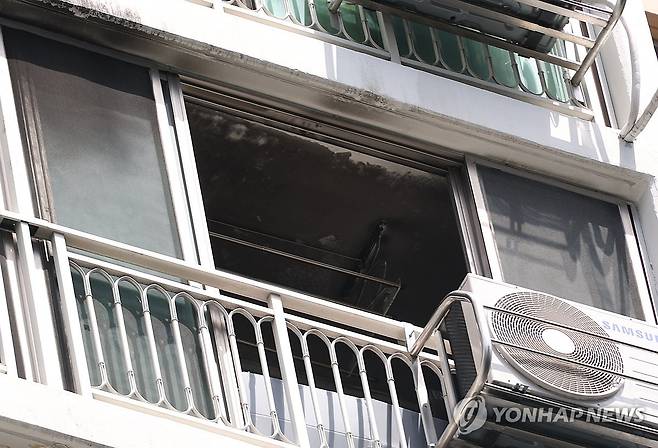 '방화 의심' 대구 아파트 화재 현장 (대구=연합뉴스) 박세진 기자 = 10일 대구 동구 한 아파트 베란다 유리창이 방화로 의심되는 화재로 인해 파손돼 있다. 2025.8.10 psjpsj@yna.co.kr