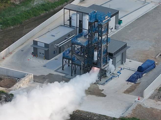 이노스페이스, '한빛-나노' 2단 인증시험 성공 (서울=연합뉴스) 우주발사체 기업 이노스페이스는 지난 9일 자체 시험시설인 전남 고흥군 고흥종합시험장에서 수행한 발사체 '한빛-나노'의 상단부 엔진 단인증시험(종합연소시험)에 성공했다고 10일 밝혔다. 사진은 이노스페이스 '한빛-나노' 2단 엔진 단인증시험 모습. 2025.7.10 [이노스페이스 제공. 재판매 및 DB 금지] photo@yna.co.kr