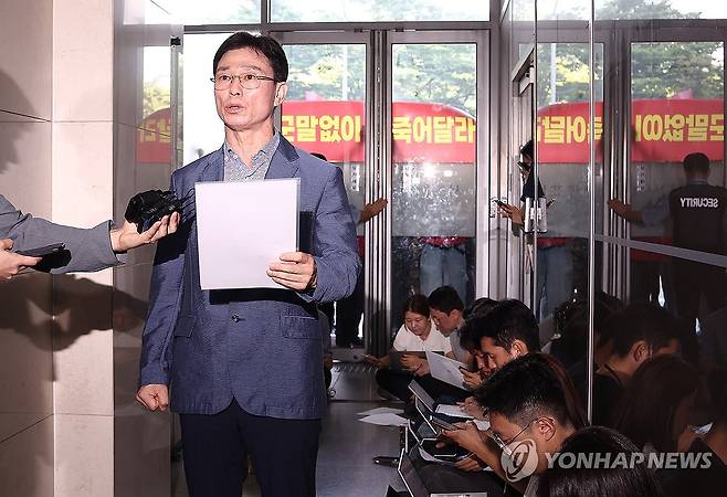 임성근 전 사단장, 특검 출석 (서울=연합뉴스) 윤동진 기자 = 업무상 과실치사 혐의로 고발된 임성근 전 해병대 1사단장이 피의자 신분으로 조사를 받기 위해 7일 서울 서초동 순직해병특검팀으로 출석하며 입장문을 읽고 있다. 2025.8.7 mon@yna.co.kr