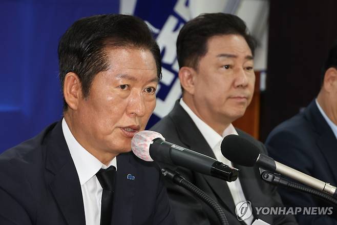 최고위서 발언하는 정청래 대표 (무안=연합뉴스) 김주성 기자 = 더불어민주당 정청래 대표가 8일 전남 무안군 전남도당에서 취임 후 처음으로 열린 현장 최고위원회의에서 발언하고 있다. 2025.8.8 utzza@yna.co.kr