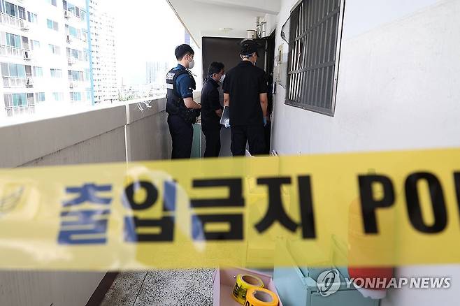 대구 아파트 화재 현장 감식 (대구=연합뉴스) 박세진 기자 = 10일 대구 동구 한 아파트 11층에서 방화가 의심되는 불이 난 뒤 일가족 3명이 숨진 채 발견된 가운데 경찰이 현장 감식을 실시하고 있다. 2025.8.10 psjpsj@yna.co.kr