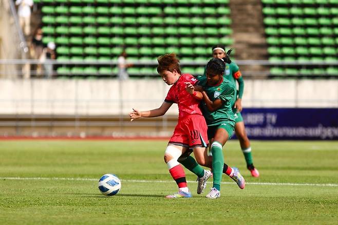 여자 U-19 대표팀 이하은(왼쪽)이 방글라데시전에서 상대 선수와 경합하고 있다. [라오스축구협회 제공. 재판매 및 DB 금지]