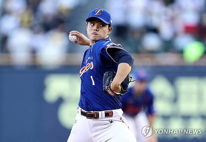 역투하는 문동주 (서울=연합뉴스) 윤동진 기자 = 10일 잠실야구장에서 열린 2025 KBO리그 한화 이글스 대 LG 트윈스 경기. 1회 말 한화 선발투수 문동주가 역투하고 있다. 2025.8.10 mon@yna.co.kr