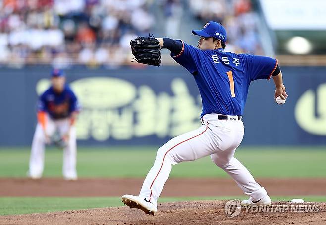 역투하는 문동주 (서울=연합뉴스) 윤동진 기자 = 10일 잠실야구장에서 열린 2025 KBO리그 한화 이글스 대 LG 트윈스 경기. 1회 말 한화 선발투수 문동주가 역투하고 있다. 2025.8.10 mon@yna.co.kr