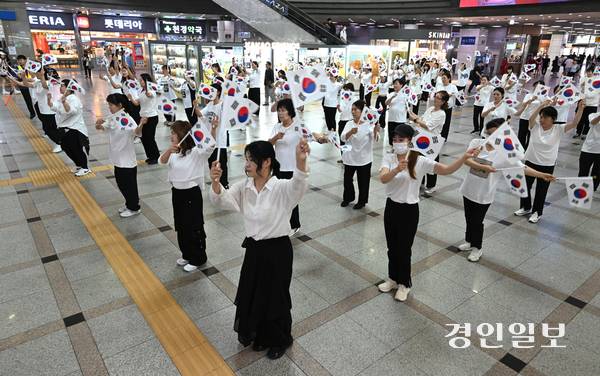 제80주년 광복절을 나흘 앞둔 11일 오후 수원역 대합실에서 수원시 권선구 주민자치센터 수강생들이 ‘광복, 그날의 기쁨’을 주제로 플래시몹 공연을 펼치고 있다. 2025.8.11 /최은성기자 ces7198@kyeongin.com